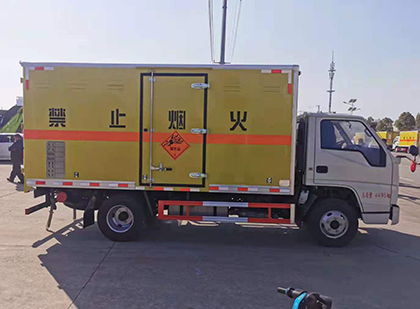 市中爆破器材运输车工人安全操作规范与智能技术保障